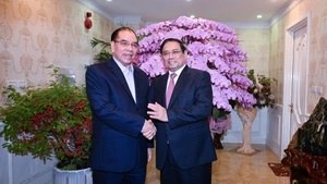 政府总理范明正走访慰问党和国家前领导 敬香缅怀前任领导【组图】