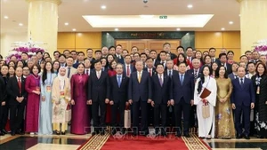 2月8日下午，越共中央总书记苏林在党中央总部会见了出席2026年家乡之春活动的海外越南人侨胞代表。（图片来源：越通社）