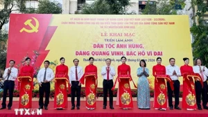 越南共产党建党96周年：“英雄民族、光荣的党、伟大的胡志明主席”图片展正式开幕。（图片来源：越通社）