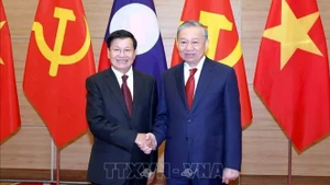 越共中央总书记苏林与老挝人民革命党中央总书记、国家主席通伦·西苏里合影。（图片来源：越通社）