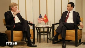 越南国防部长潘文江会见美国战争部第一副部长埃尔布里奇·科尔比。（图片来源：越通社）