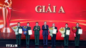 苏林总书记出席“在党的旗帜下稳步前行”新闻写作大赛颁奖典礼。（图片来源：越通社）