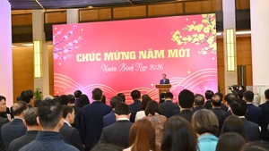 越南国会主席陈青敏2月23日上午与中央专职国会代表以及国会机关、国会办公厅全体人员举行会面。