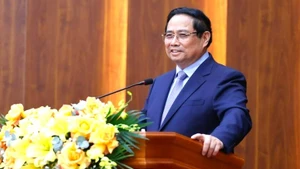 政府总理范明正在会上发表讲话。（图片来源：VGP）