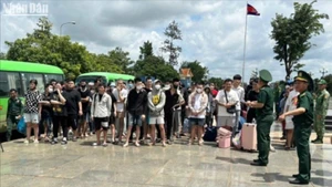 同奈省接收从柬埔寨回国的85名越南公民。