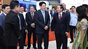 国家主席梁强出席投资促进会并发表重要讲话。