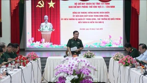 越共中央委员、中央军委常委、国防部副部长黄春战上将发表指导性讲话。（图片来源：越通社）