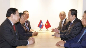 越南国会主席陈青敏会见老挝国会副主席顺通·赛雅佳。（图片来源：越通社）