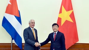 越南外交部常务副部长阮明宇（右）和古巴外交部第一副部长赫拉尔多·佩尼亚尔韦尔·波塔尔。（图片来源：外交部供图）