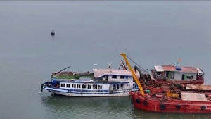 截至20日凌晨1时40分，编号QN-7105的“蓝湾58号”游船已被打捞并拖至岸边。