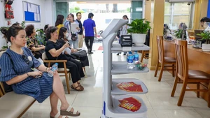 河内市南门坊公共行政中心的智能AI机器人正式运营。（图片来源：工贸报）
