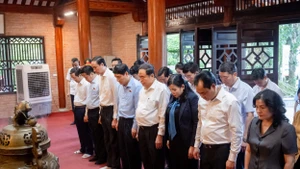 越南国会主席陈青敏率工作代表团前往7·27国家级历史遗迹区、纪念北太91队915连青年突击队员的国家级历史遗迹区敬香敬献花圈。