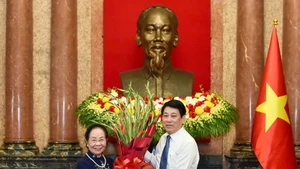 前国家副主席、越南助学协会主席阮氏缘向国家主席梁强送鲜花。