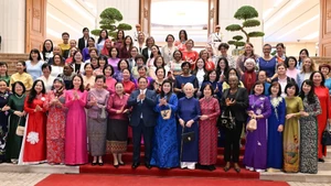越南政府总理范明正会见越南及国际女性外交官代表【组图】