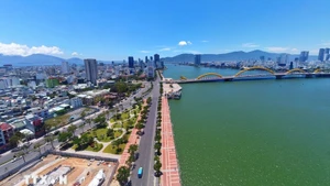 岘港市韩江西岸的一角。（图片来源：越通社）