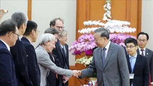 越共中央总书记苏林会见第七届越南学国际研讨会与会代表。(图片来源:VGP)