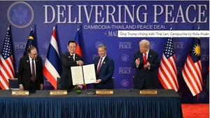 泰国总理阿努廷·查维拉空与柬埔寨首相洪玛奈在东盟轮值主席国马来西亚总理安瓦尔·易卜拉欣以及美国总统唐纳德·特朗普的见证下签署联合声明。(图片来源:法新社)