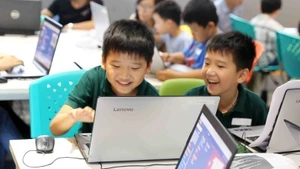 附图：保护未成年人免受虚拟世界的侵害。（图片来源：越通社）