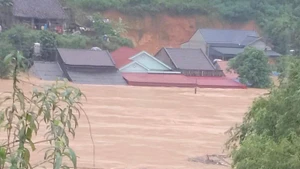 附图：第11号台风过后发生强降雨在越南多地造成严重破坏。（图片来源：VGP）