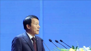 在闭幕式后,越共中央政治局委员、公安部部长梁三光大将就活动的成功及其对越南在构建安全、健康网络环境中的意义接受了媒体采访。(图片来源:越通社)