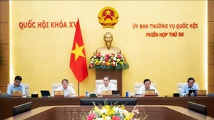 国会主席陈青敏在会上发表讲话。（图片来源：越通社）