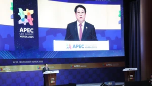 越南国家主席梁强10月30日下午在亚太经合组织(APEC)工商领导人峰会上发表重要讲话。(图片来源:越通社)
