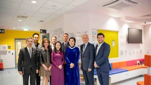 苏林总书记夫人吴芳璃和伊芙琳娜伦敦儿童医院的医务人员合影。(图片来源:越通社)