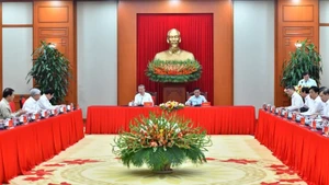 越共中央总书记苏林主持召开越共十四大文件小组第三次会议。(登科 摄)