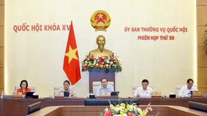 国会主席陈青敏在会上发表讲话。（图片来源：越通社）