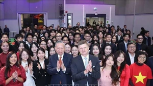越共中央总书记苏林访问芬兰阿尔托大学并会见在芬兰就读的越南留学生。（图片来源：越通社）