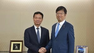 科技部部长阮孟雄（左）和国务大臣足立正司。（图片来源：越通社）