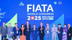 越南政府总理范明正和出席国际货运代理协会联合会（FIATA）世界大会各位代表。