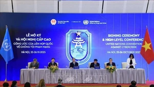 10月26日下午,越南公安部与外交部在国家会议中心联合举行国际记者会,公布《联合国打击网络犯罪公约》(《河内公约》)开放签署仪式的成果。(图片来源:越通社)