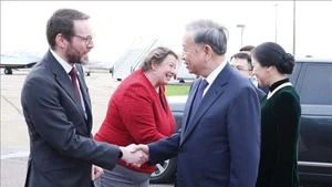 英国驻越南大使伊恩·弗鲁欢送苏林总书记。(图片来源:越通社)