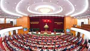 越南共产党第十三届中央委员会第十三次全体会议在首都河内圆满完成全部既定议程，胜利闭幕。（登科 摄）