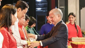 越南祖国阵线中央委员会主席杜文战向"越南-古巴情谊65周年"支持古巴人民募捐活动的优秀集体和个人颁奖。