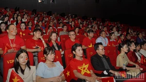 众多观众前来观看音乐会电影《祖国在我心中》特别放映会。