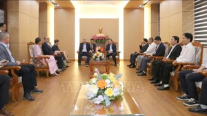 宁平省人民委员会主席范光玉会见波兰副总理兼数字化部部长克日什托夫·加夫科夫斯基一行。(图片来源:越通社)