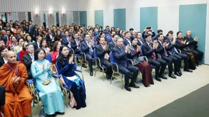 越共中央总书记苏林会见越南驻北欧国家大使馆工作人员和旅居北欧越侨代表。（图片来源：越通社）