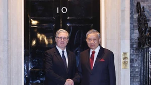 越共中央总书记苏林与英国首相基尔·斯塔默。（图片来源：越通社）
