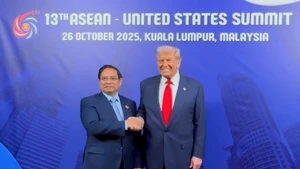 越南政府总理范明正会见美国总统特朗普。(图片来源:VGP)
