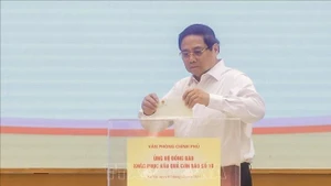 政府总理范明正为遭受第十号台风影响的灾民捐款。（图片来源：越通社）