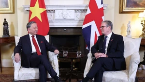 越南共产党中央委员会总书记苏林与英国首相基尔·斯塔默举行会谈。(图片来源:越通社)