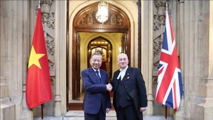 越共中央总书记苏林会见英国下议院议长林赛·霍伊尔。(图片来源:越通社)