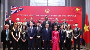 苏林总书记和各位代表合影。(图片来源:越通社)