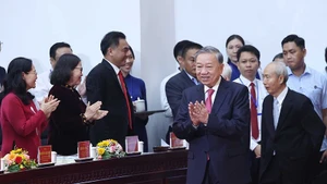 越共中央总书记苏林出席胡志明市成立决议公布仪式。