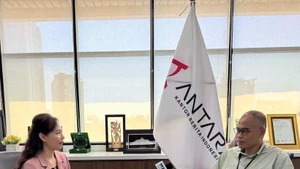 印度尼西亚安塔拉通讯社（ANTARA）新闻总监伊尔凡·朱奈迪接受越通社驻雅加达记者的采访。（图片来源：越通社）