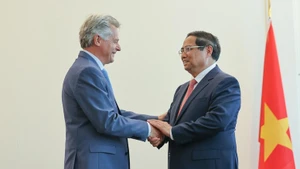 越南政府总理范明正会见法国共产党全国书记法比安·鲁塞尔。（图片来源：VGP）