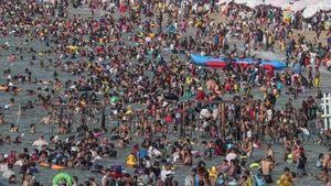 2024年7月，民众在埃及亚历山大（Alexandria）海边避暑。（图片来源：新华社/越通社）