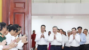 苏林总书记和与会代表。（图片来源：越通社）